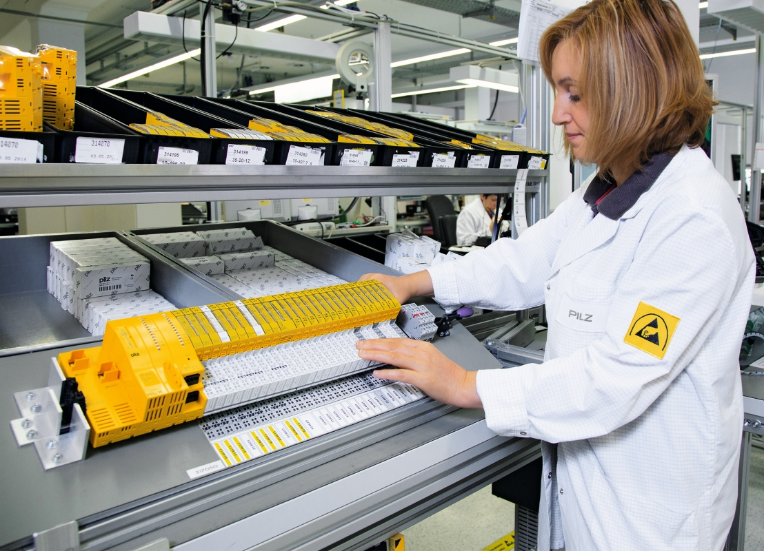 Aw 82032 Pilz F Press Employee Production Pss 4000 Cold1 2015 06 Web