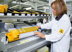 Aw 82032 Pilz F Press Employee Production Pss 4000 Cold1 2015 06 Web Aw 82032 Pilz F Press Employee Production Pss 4000 Cold1 2015 06 Web