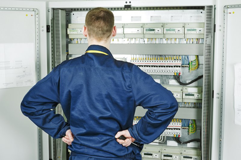 Aw 109159 Istock Electrican