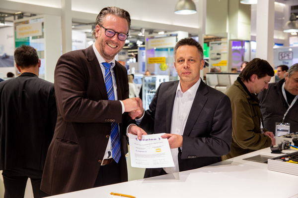 The Harting Technology Group and Expleo Germany GmbH concluded a cooperation agreement at the SPS Trade Fair 2019 in Nuremberg. The picture shows (from left) Philip Harting, Chairman of the Board of the Harting Technology Group, Peter Seidenschwang, Head of Industry at Expleo Germany GmbH.