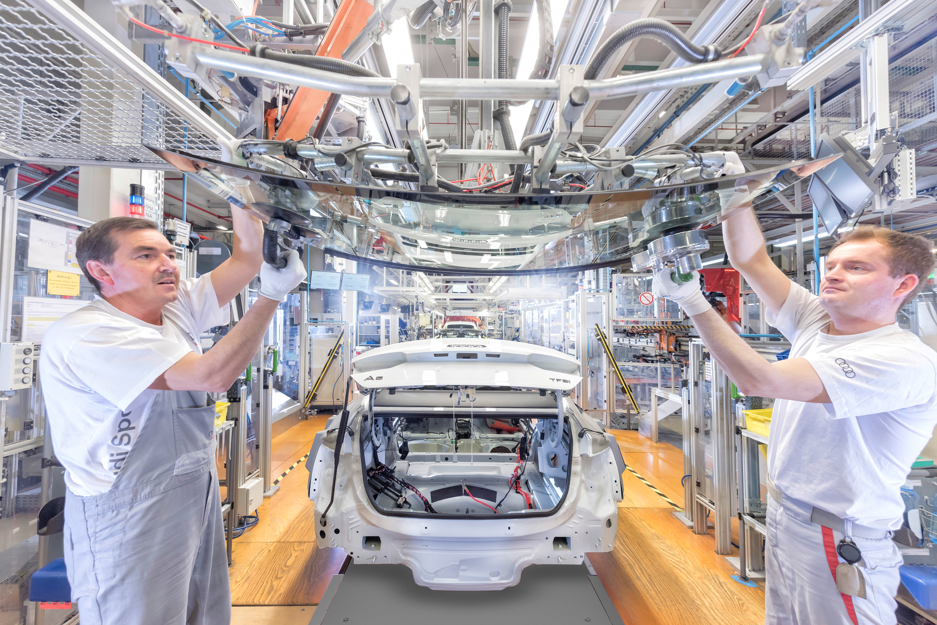To Audi, premium automobile quality means high quality vehicle bodies created using efficient production systems and new high-tech solutions. Increasing digitization is clearing the path for smart factories.