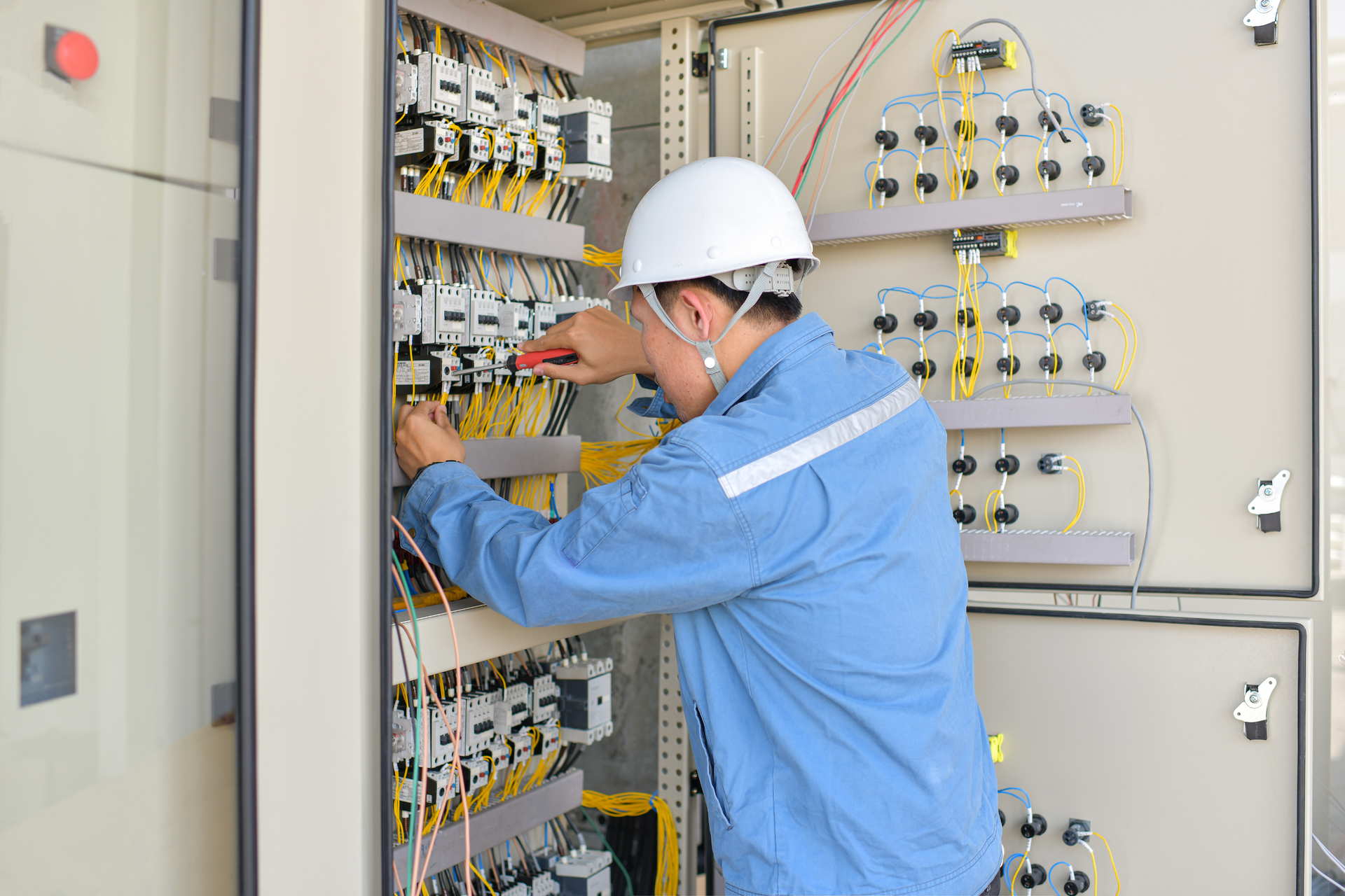 SIRIUS components are compact and designed for quick and easy connection to facilitate industrial control panel maintenance.