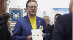Philip Harting, CEO of the HARTING Technology Group, used a model to present the functionality of the Han-Modular® Domino modules to the attending trade fair audience.