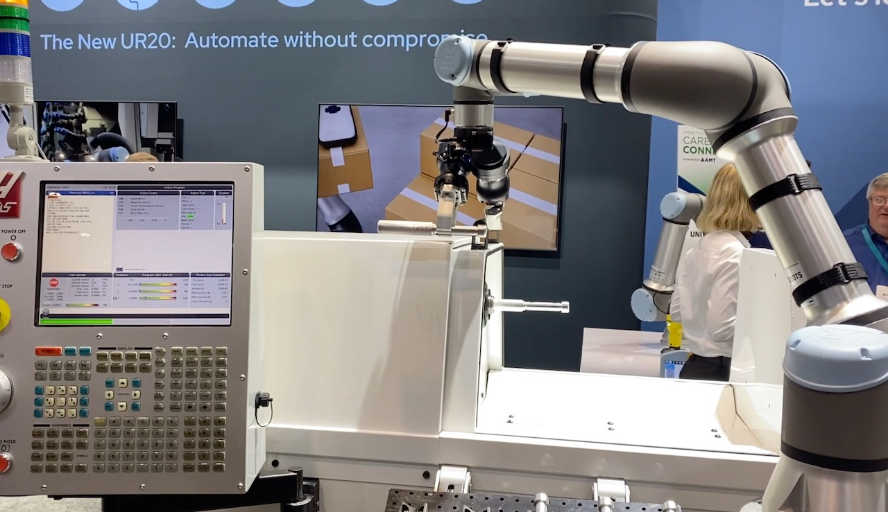 The Robotiq machine tending system using a Universal Robot cobot at IMTS 2022.