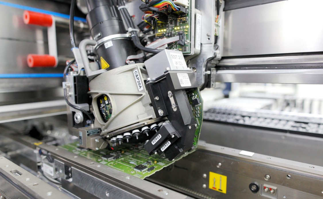 When assembling printed circuit boards at the Amberg facility, AI provides insights into the probability of errors in the printed circuit boards. Source: Siemens