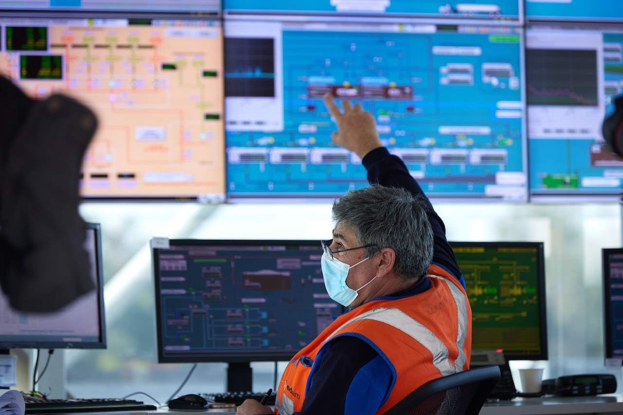Veolia employee monitors screens in a project control center.