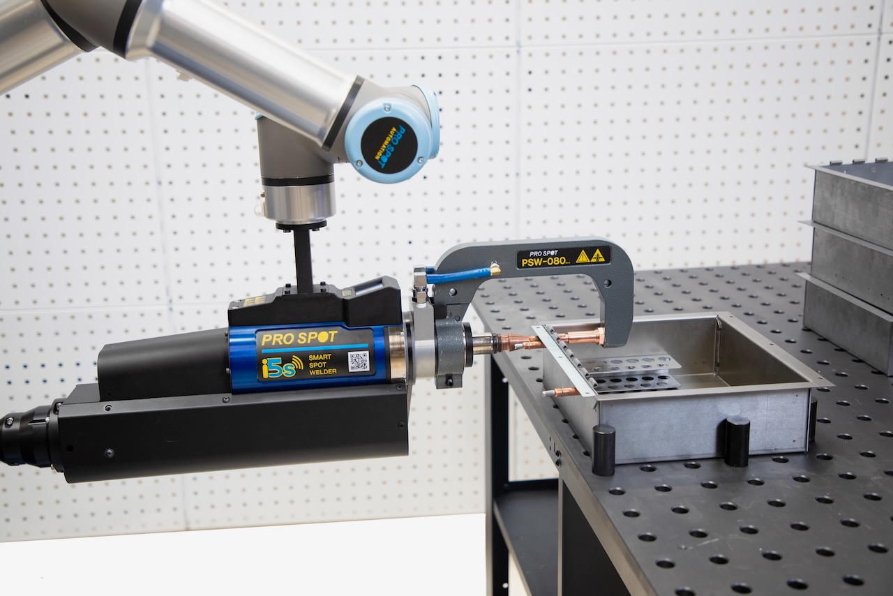 The Pro Spot i5s spot welder features a Universal Robots&rsquo; cobot to automated spot welding applications.