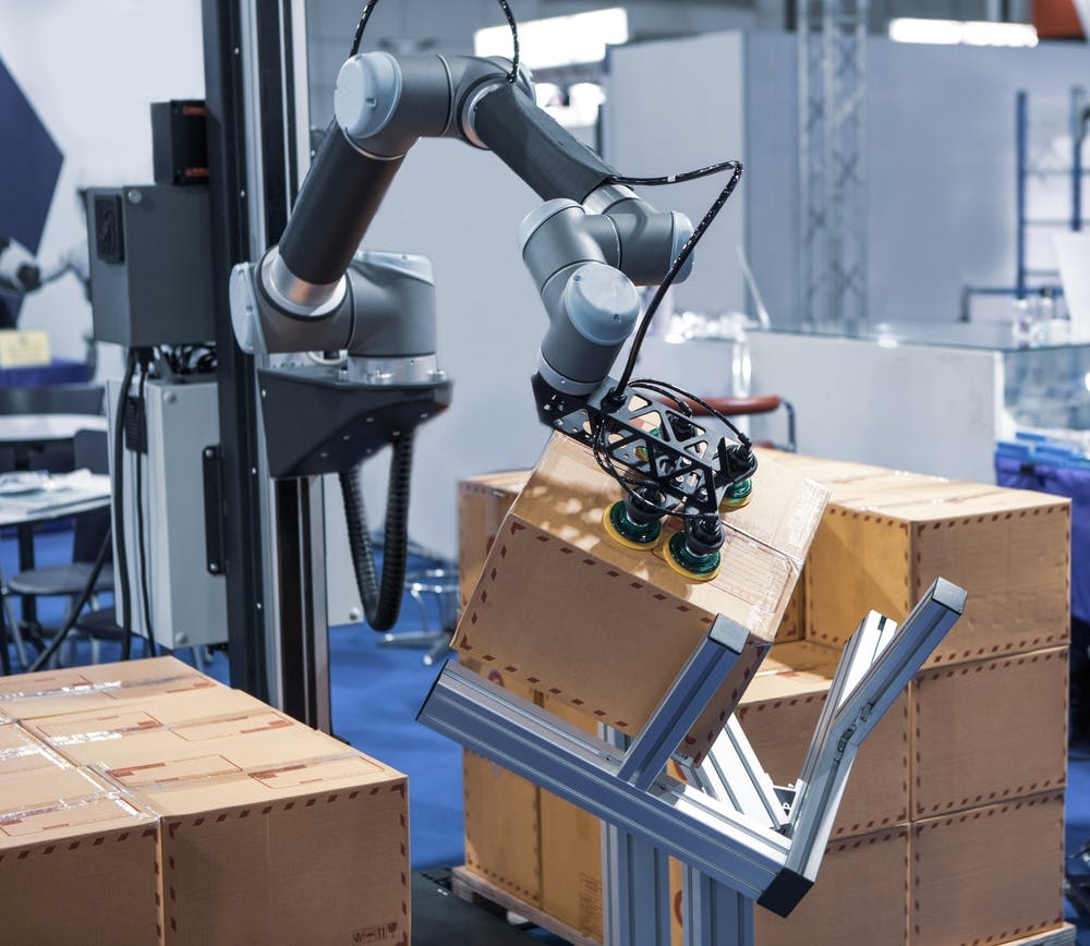 Vacuum gripper moving shipping containers in a warehouse. Not all corrugated materials have the same porosity. Test a comprehensive range of cases, especially cases made with recycled material. Source: Festo