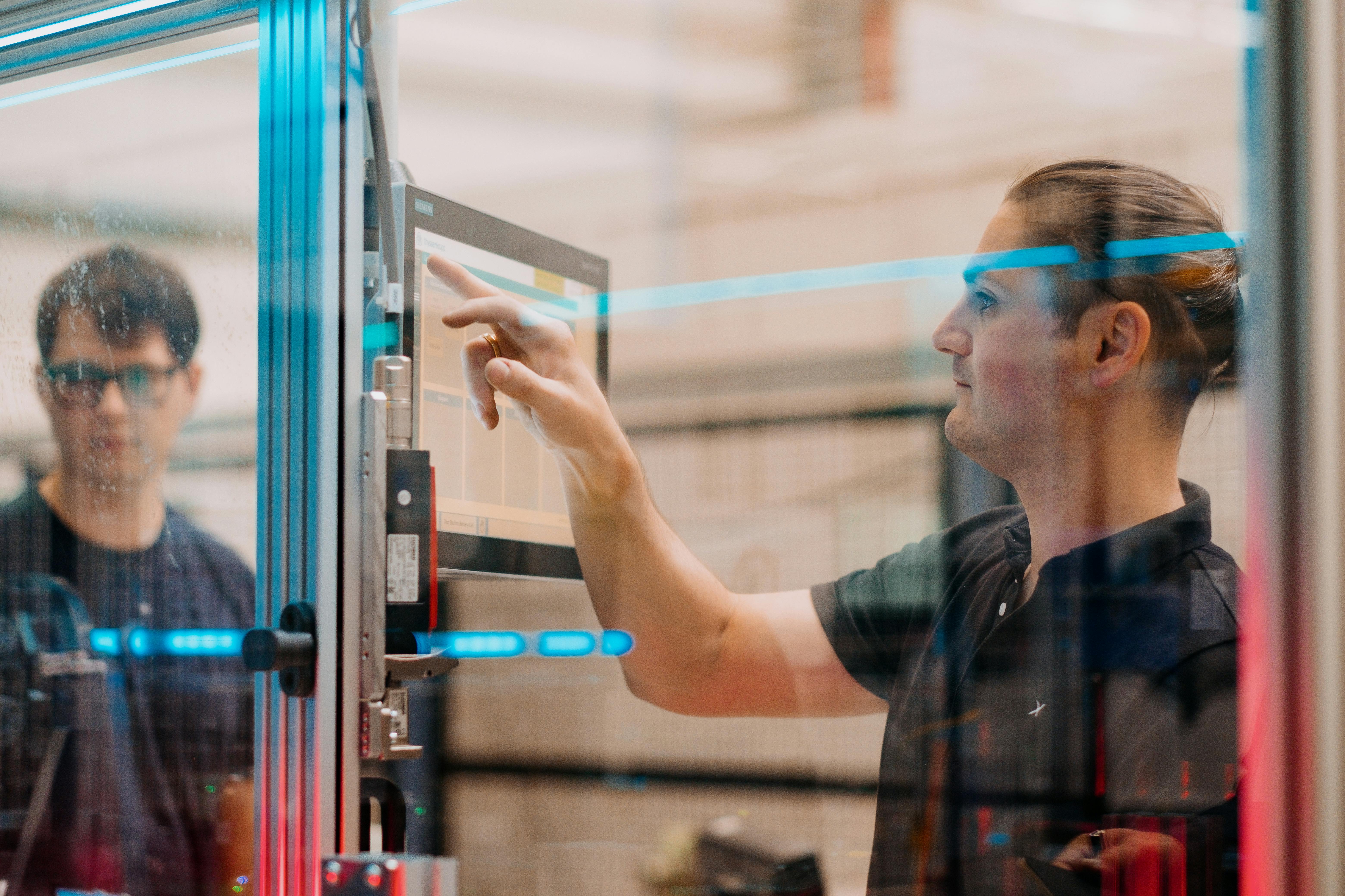 The Industrial Copilot helps thyssenkrupp engineers to create a machine visualization in WinCC Unified.